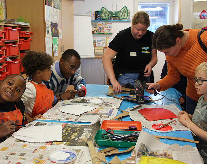 Kinder und Erwachsene beim Basteln. (Foto: Stadt Friedrichshafen)