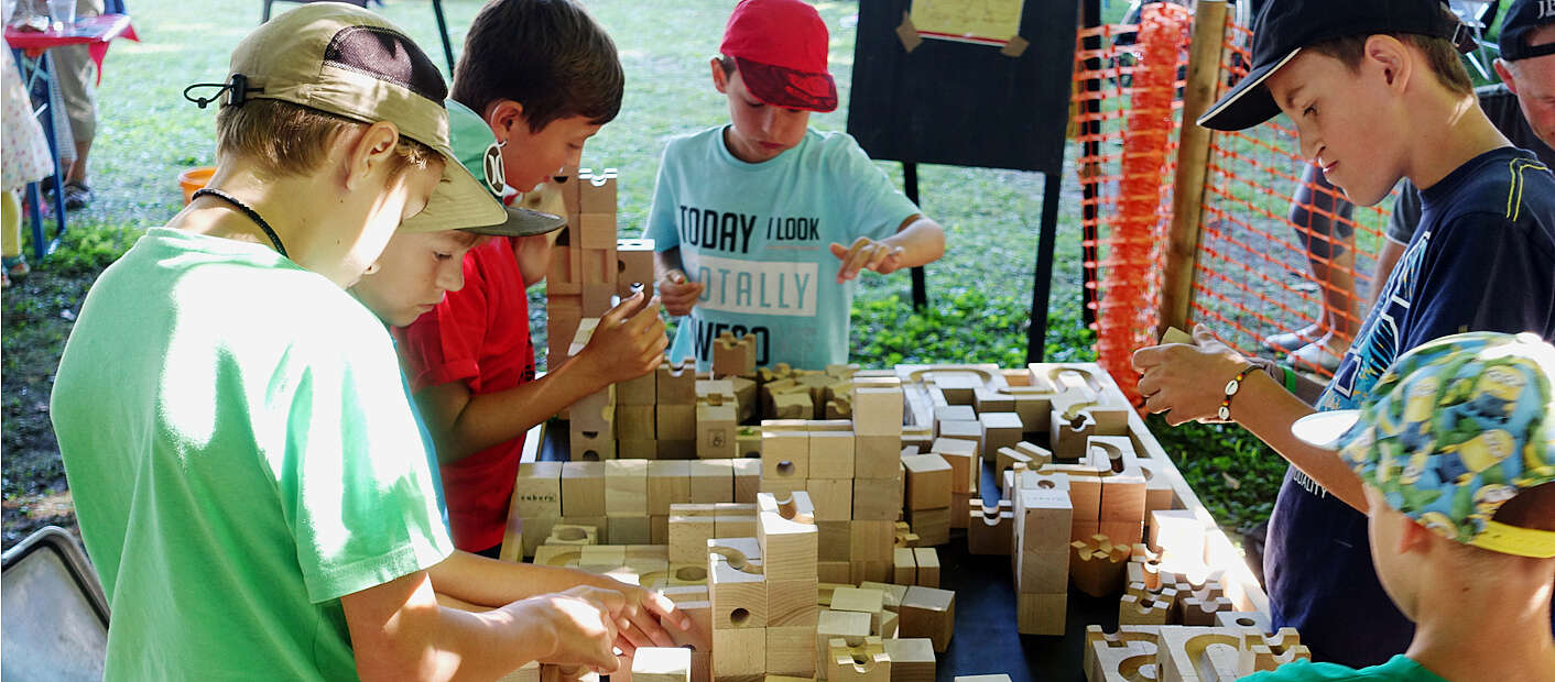 Kinder bauen mit Holzklötzen